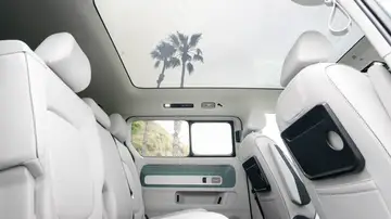 No es descapotable pero tiene el techo de cristal más grande en una furgoneta, y tenía que ser de Volkswagen No es descapotable pero tiene el techo de cristal más grande en una furgoneta, y tenía que ser de Volkswagen