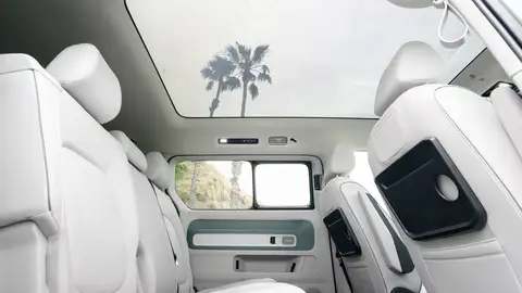 No es descapotable pero tiene el techo de cristal más grande en una furgoneta, y tenía que ser de Volkswagen No es descapotable pero tiene el techo de cristal más grande en una furgoneta, y tenía que ser de Volkswagen