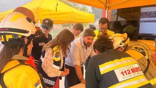 El presidente de la Regi&oacute;n de Murcia, Fernando L&oacute;pez Miras, en el puesto de mando de los servicios de emergencia en el incendio de Los Garres.
