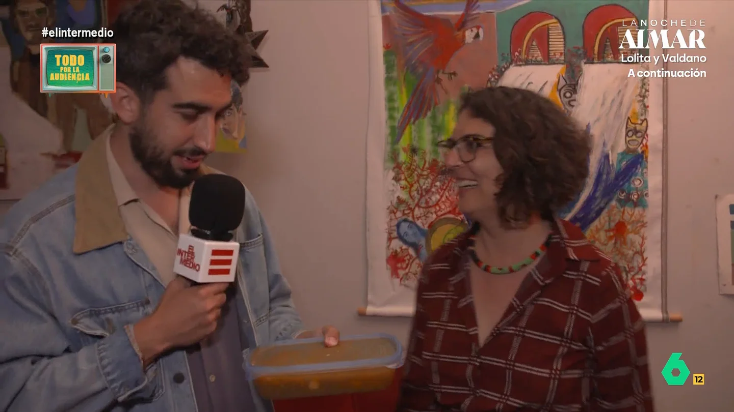 Isma Juárez conoce a Maite, espectadora de El Intermedio, y se lleva un táper de regalo: "Me va a dar para comer mañana" El reportero sigue con su misión: conseguir que la audiencia de El Intermedio crezca. Y, para ello, está llamando a telefonillos aleatorios para saber si la gente conoce el programa y, sobre todo, animarlos a verlo.