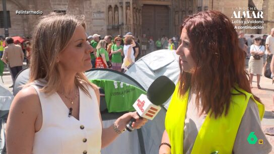 Desde la plaza de la Virgen, epicentro de las protestas de los profesores valencianos, Andrea Ropero recoge sus reivindicaciones. Denuncian ratios imposibles e "infraestructuras que se caen a pedazos", entre muchas otras cosas.