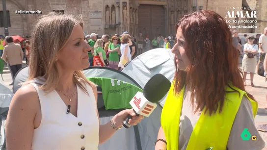 Yasmina Mayordomo, profesora valenciana: "Me frustra saber que no lo puedo hacer todo lo bien que me gustaría porque los recursos no acompañan" Desde la plaza de la Virgen, epicentro de las protestas de los profesores valencianos, Andrea Ropero recoge sus reivindicaciones. Denuncian ratios imposibles e "infraestructuras que se caen a pedazos", entre muchas otras cosas.