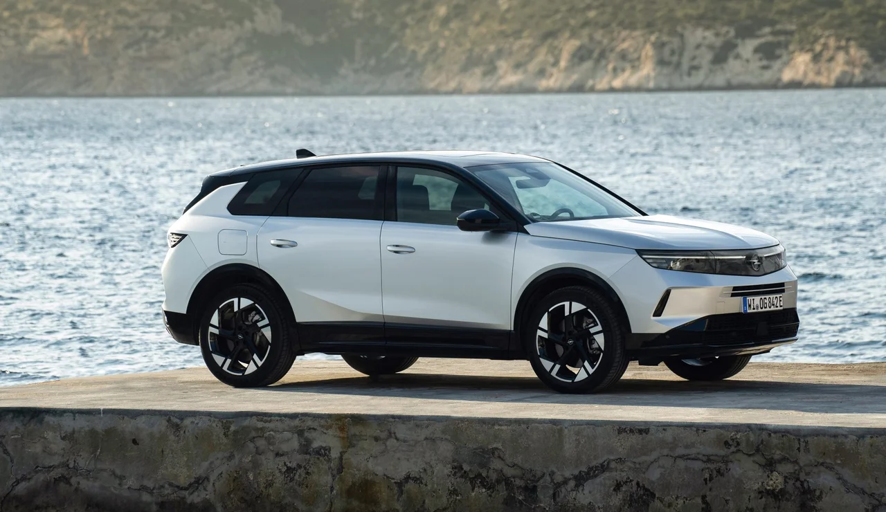 No es el Toyota C-HR, tampoco el Nissan Qashqai: este SUV compacto híbrido es alemán y tiene uno de los mejores maleteros
