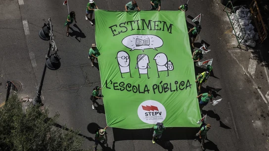 Varias personas durante una manifestación por la educación pública y sus mejoras en Valencia. Varias personas durante una manifestación por la educación pública y sus mejoras en Valencia.