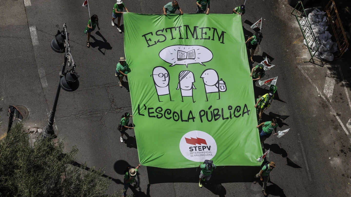 Varias personas durante una manifestación por la educación pública y sus mejoras en Valencia. Varias personas durante una manifestación por la educación pública y sus mejoras en Valencia.