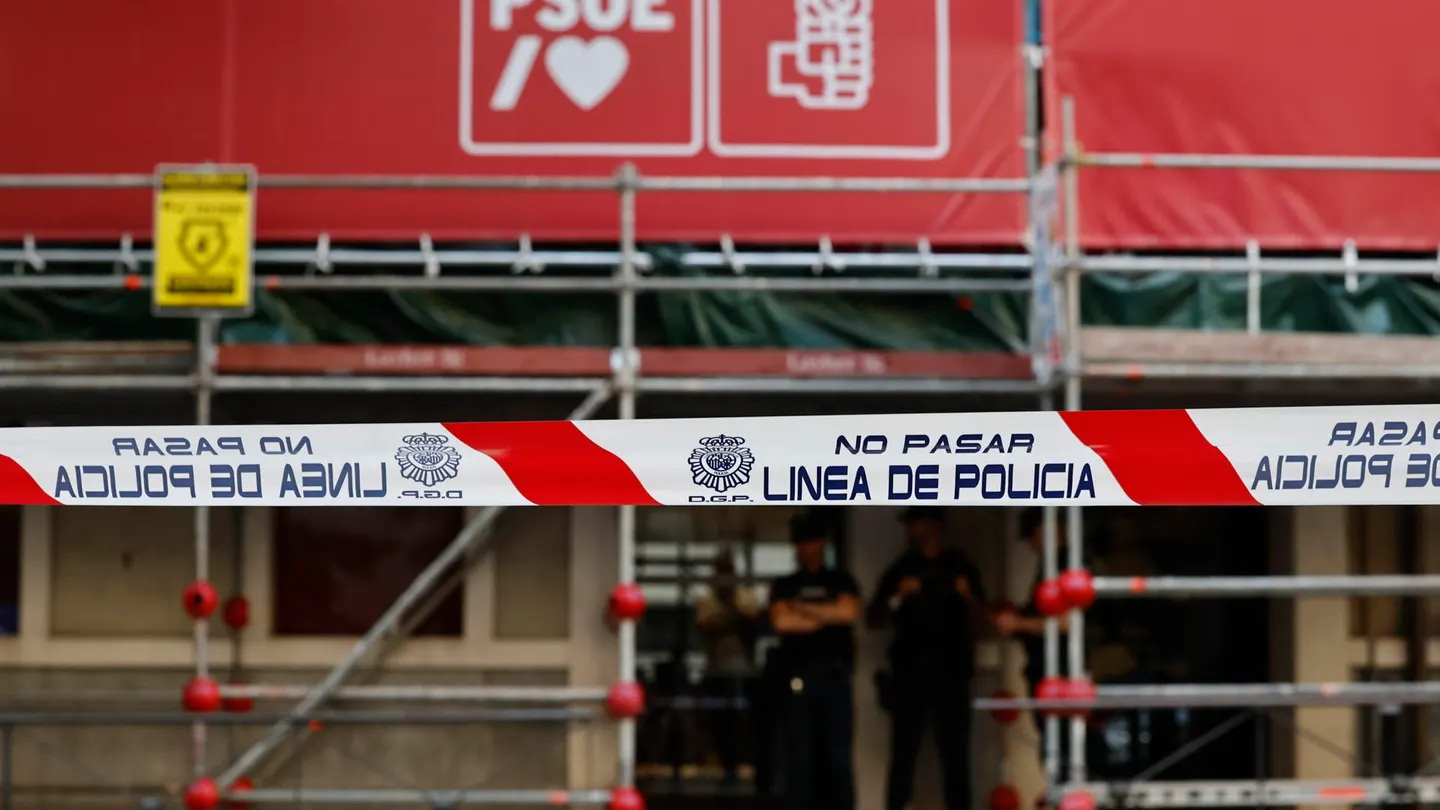 Pedraz desconfía de las cloacas del PSOE: pidió a la UCO que solo le informasen a él y a la Fiscalía el día antes de entrar en Ferraz Pedraz desconfía de las cloacas del PSOE: pidió a la UCO que solo le informasen a él y a la Fiscalía el día antes de entrar en Ferraz