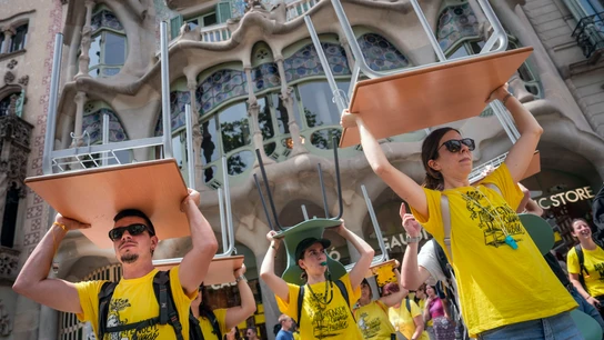 Profesores catalanes en huelga durante una protesta frente a la Casa Batlló de Barcelona Profesores catalanes en huelga durante una protesta frente a la Casa Batlló de Barcelona