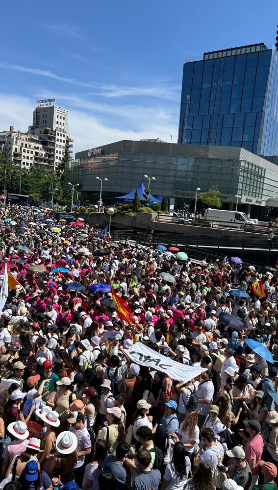 Cientos de jóvenes se preparan para asistir a la vigilia presidida por León XIV en la Plaza de Lima de Madrid.