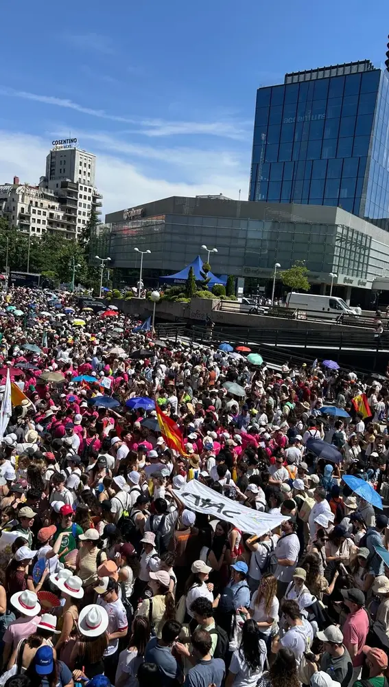 Cientos de jóvenes se preparan para asistir a la vigilia presidida por León XIV en la Plaza de Lima de Madrid. Cientos de jóvenes se preparan para asistir a la vigilia presidida por León XIV en la Plaza de Lima de Madrid.