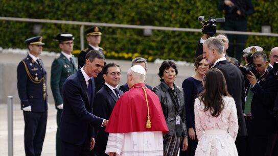 Pedro S&aacute;nchez saluda al papa Le&oacute;n XVI.