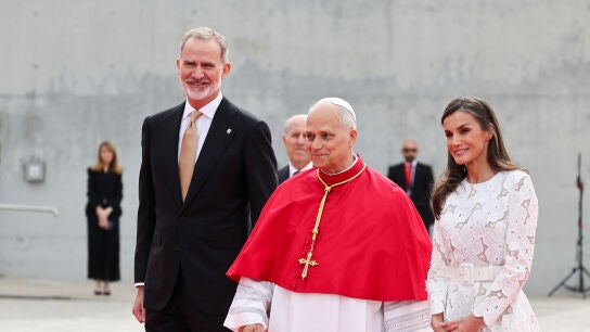 Los reyes Felipe y Letizia reciben al papa Le&oacute;n XVI en Madrid. 