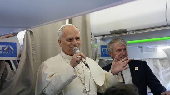 El papa León XIV se dirige a los periodistas que le han acompañado en el avión a España El papa León XIV se dirige a los periodistas que le han acompañado en el avión a España