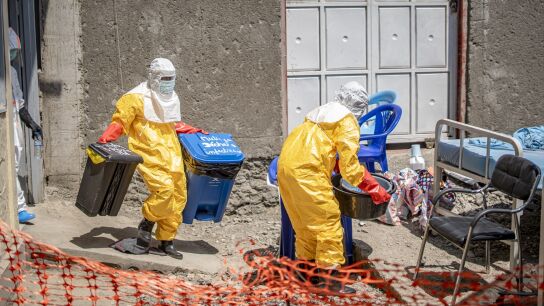 Trabajadores m&eacute;dicos intentan contener un brote de &eacute;bola en Goma.