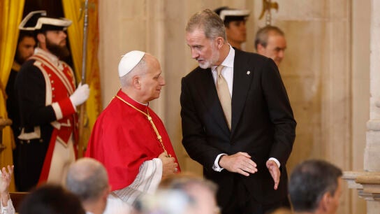 El papa Le&oacute;n XIV conversa con el rey Felipe antes de pronunciar un discurso