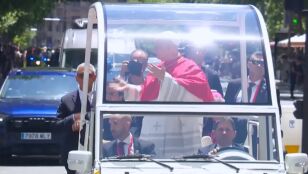 El papa hace el famoso gesto 'six-seven' durante su visita a Madrid.