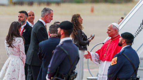 Los reyes Felipe y Letizia reciben al papa Le&oacute;n XVI a su llegada a Madrid. 