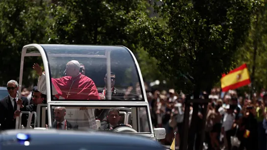 El papa León XIV saluda a los fieles en su recorrido por el centro de Madrid El papa León XIV saluda a los fieles en su recorrido por el centro de Madrid