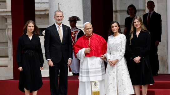 La familia real junto al papa Le&oacute;n XVI. 