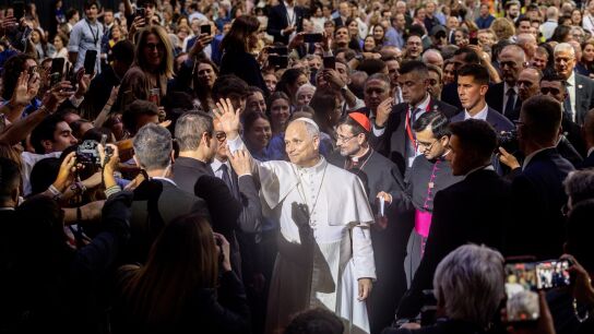 El papa saluda en el Movistar Arena. 