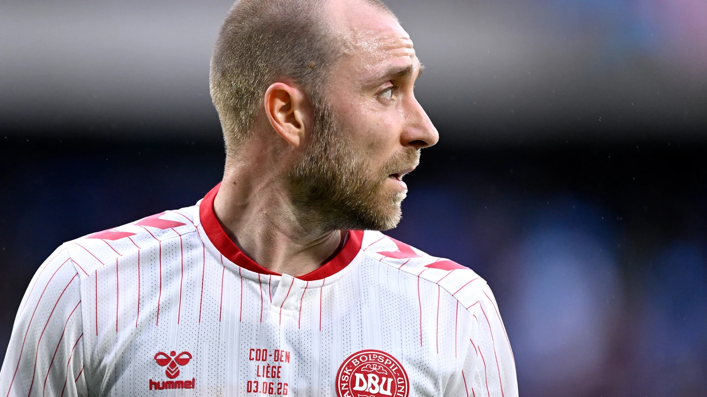 Eriksen vuelve a caer desplomado en un partido con Dinamarca Eriksen vuelve a caer desplomado en un partido con Dinamarca