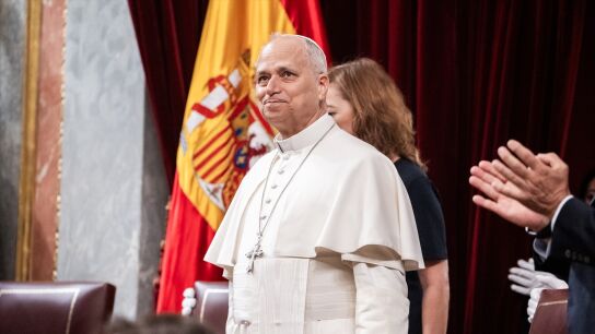 El papa Le&oacute;n XIV mientras es ovacionado en el Congreso