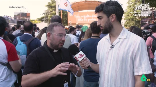 El sacerdote que está a punto de convertir a Isma Juárez al cristianismo: "Trae un poco de agua y lo arreglamos" Isma Juárez ha estado en la vigilia del papa, donde ha conocido a fieles de todo tipo, desde un grupo de jóvenes que le desvelan su 'ranking de papas', hasta un sacerdote que admite usar la IA para preparar la catequesis.