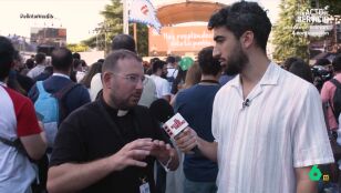 El sacerdote que est&aacute; a punto de convertir a Isma Ju&aacute;rez al cristianismo: "Trae un poco de agua y lo arreglamos"