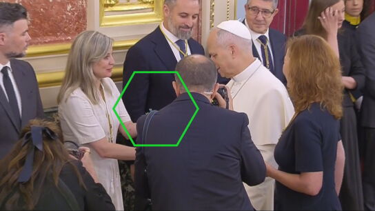Momento en el que la portavoz de Sumar le entrega la carta a Le&oacute;n XIV