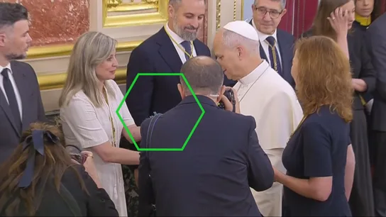 Momento en el que la portavoz de Sumar le entrega la carta a León XIV Momento en el que la portavoz de Sumar le entrega la carta a León XIV