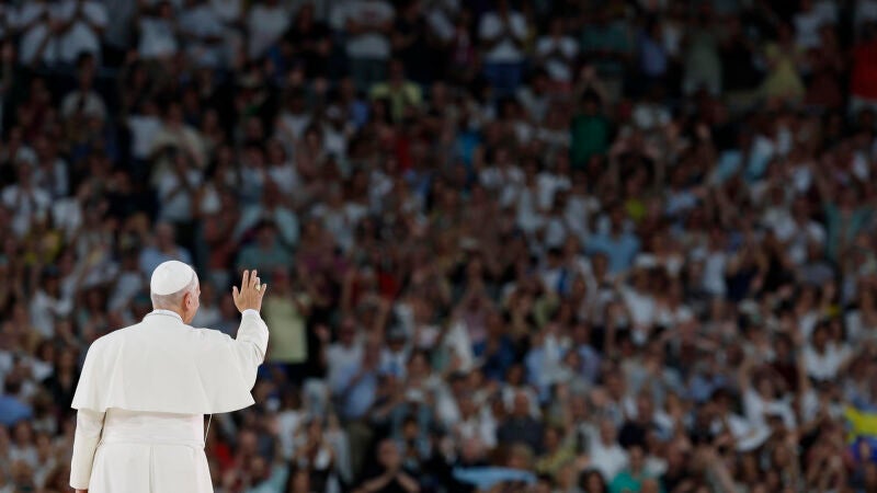 El papa Le&oacute;n XIV saluda a los fieles en el encuentro con la comunidad diocesana que protagoniza este lunes en el estadio Santiago Bernab&eacute;u, en Madrid. 