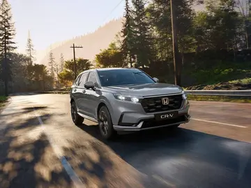 El Honda CR-V se pone serio: nuevo emblema negro, más detalles oscurecidos y diferencias entre híbrido y enchufable El Honda CR-V se pone serio: nuevo emblema negro, más detalles oscurecidos y diferencias entre híbrido y enchufable