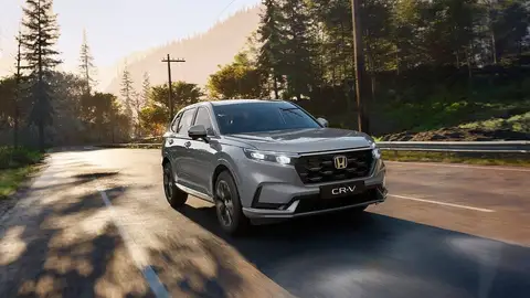 El Honda CR-V se pone serio: nuevo emblema negro, más detalles oscurecidos y diferencias entre híbrido y enchufable El Honda CR-V se pone serio: nuevo emblema negro, más detalles oscurecidos y diferencias entre híbrido y enchufable
