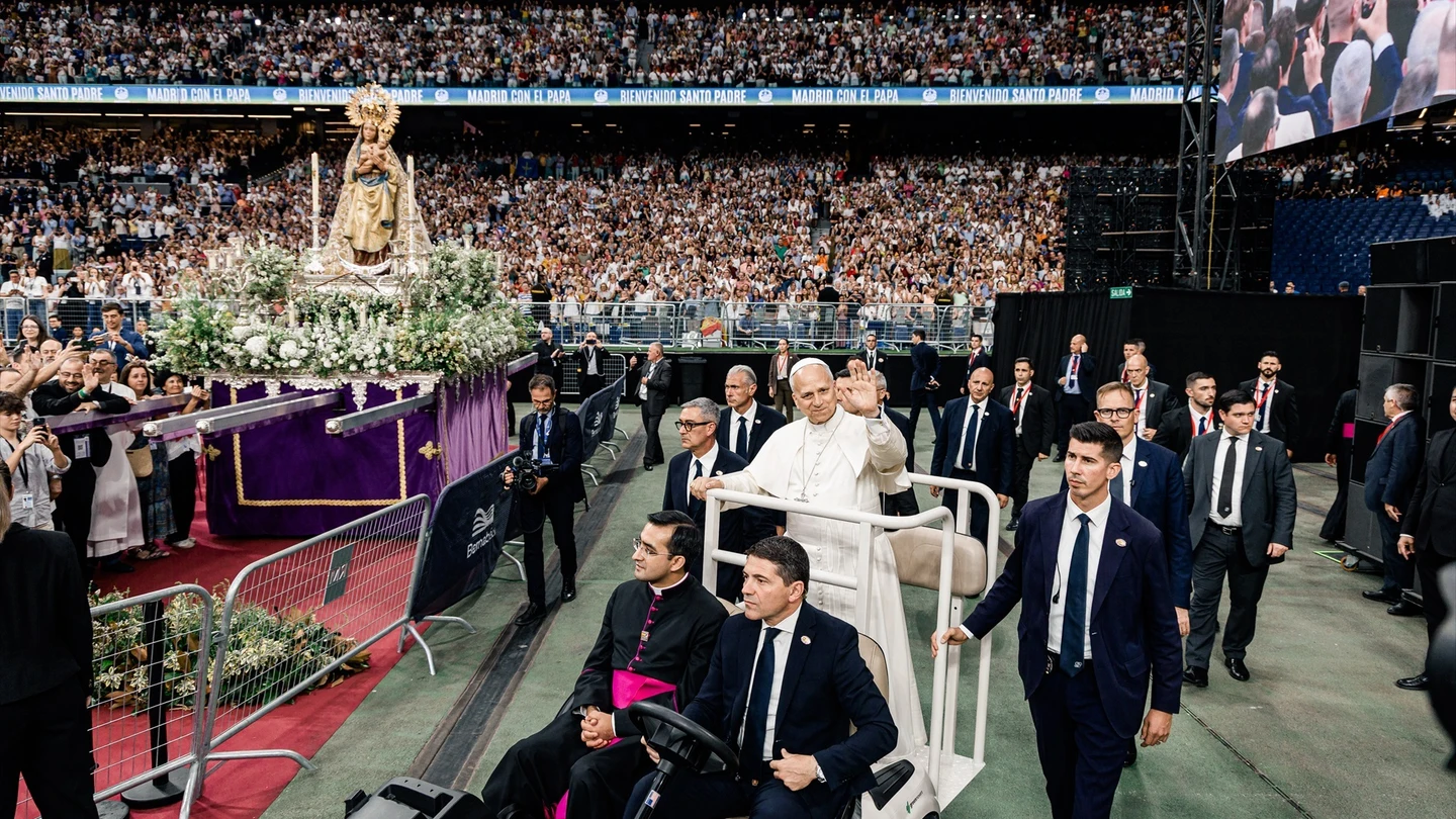 El papa León XIV a su llegada al Santiago Bernabéu El papa León XIV a su llegada al Santiago Bernabéu