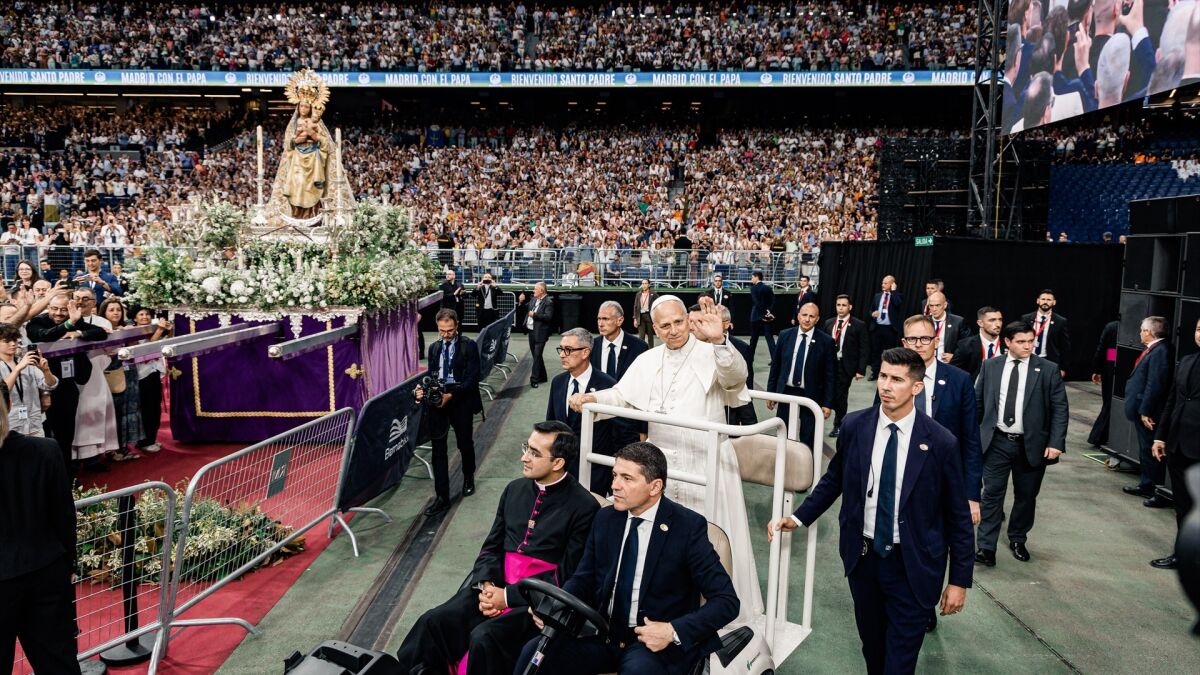 80.000 personas corean a León XIV en el Bernabéu t