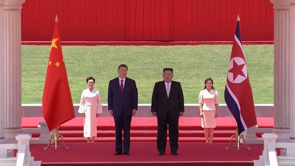 Una cadena humana, globos y flores: Xi Jinping vue
