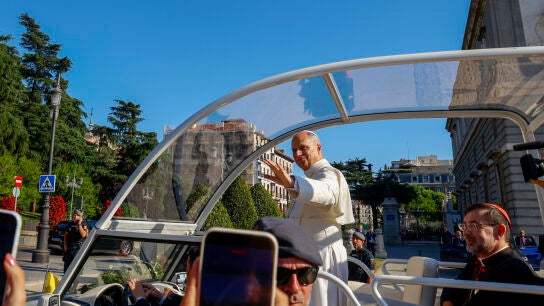 El papa Le&oacute;n XIV a la salida de la catedral de la Almudena de Madrid y camino al Bernab&eacute;u, este lunes.