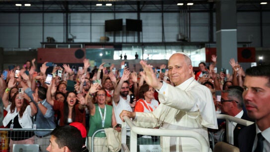 El papa Le&oacute;n XIV llega para reunirse con voluntarios del centro IFEMA, durante su viaje apost&oacute;lico en Madrid