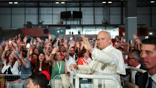 El papa León XIV llega para reunirse con voluntarios del centro IFEMA, durante su viaje apostólico en Madrid El papa León XIV llega para reunirse con voluntarios del centro IFEMA, durante su viaje apostólico en Madrid