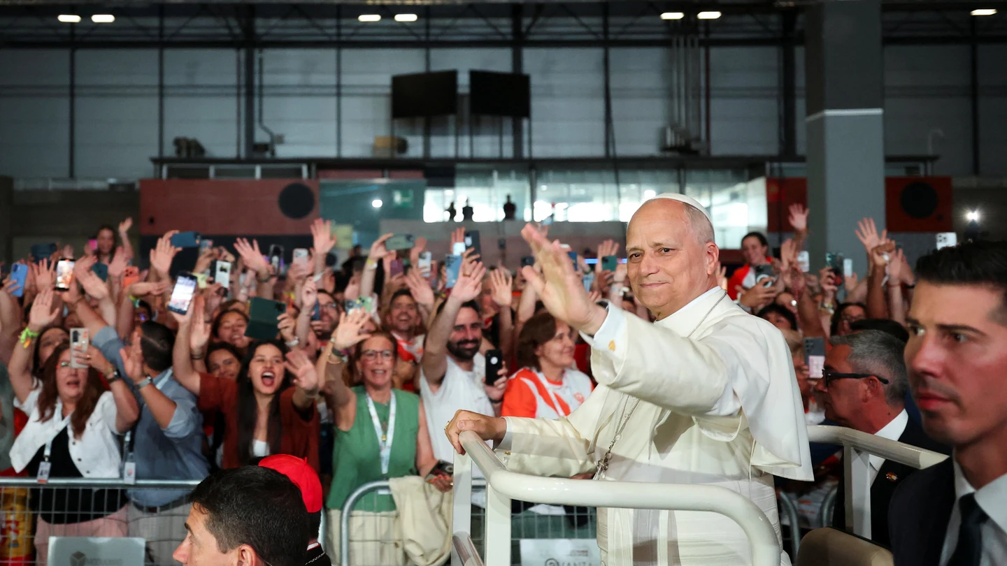 El papa León XIV llega para reunirse con voluntarios del centro IFEMA, durante su viaje apostólico en Madrid El papa León XIV llega para reunirse con voluntarios del centro IFEMA, durante su viaje apostólico en Madrid
