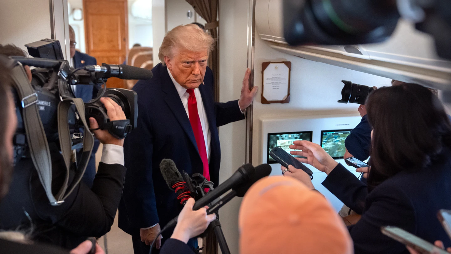 El presidente de Estados Unidos, Donald Trump, atiende a los medios de comunicación en el Air Force One El presidente de Estados Unidos, Donald Trump, atiende a los medios de comunicación en el Air Force One