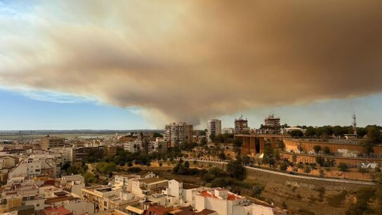 Humo en Huelva procedente del incendio de Villanueva de los Castillejos