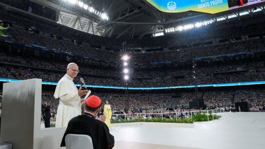 El Papa Le&oacute;n XIV asiste a un encuentro con la comunidad diocesana en el Estadio Santiago Bernab&eacute;u