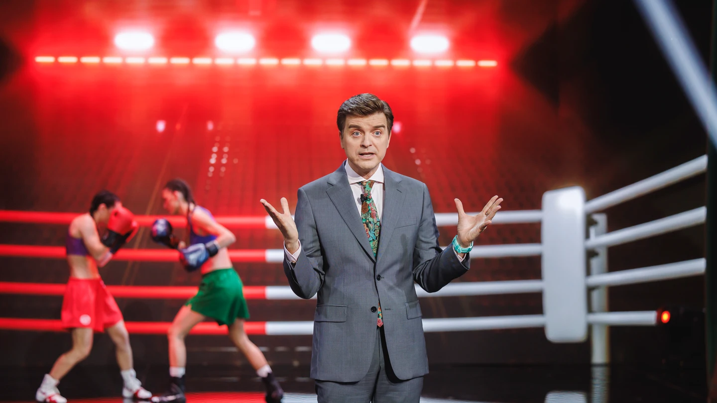 Marc Giró se sube al ring en su monólogo y le pisa la cara a una obrera para hablar de "polarización": "¿Sería usted tan amable...?" Marc Giró se sube al ring en su monólogo y le pisa la cara a una obrera para hablar de "polarización": "¿Sería usted tan amable...?"