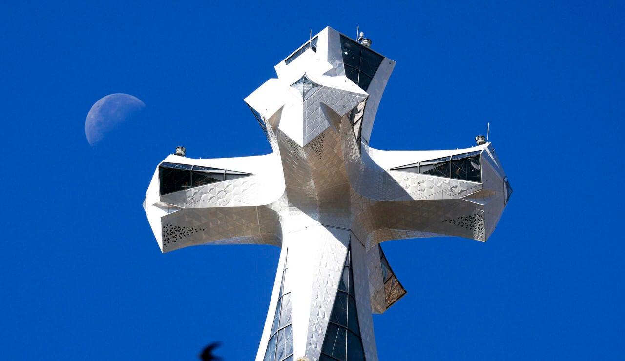 Vista de la cruz de la torre de Jes&uacute;s de la Bas&iacute;lica de la Sagrada Familia de Barcelona