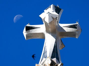 Vista de la cruz de la torre de Jes&uacute;s de la Bas&iacute;lica de la Sagrada Familia de Barcelona
