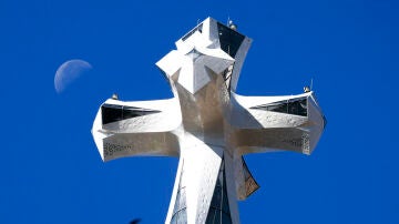 Vista de la cruz de la torre de Jes&uacute;s de la Bas&iacute;lica de la Sagrada Familia de Barcelona