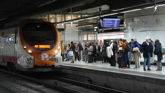 Imagen de archivo. Usuarios de Rodalies en la estación de Sants Imagen de archivo. Usuarios de Rodalies en la estación de Sants