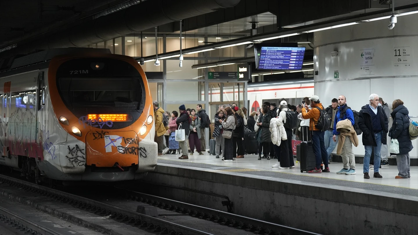 Imagen de archivo. Usuarios de Rodalies en la estación de Sants Imagen de archivo. Usuarios de Rodalies en la estación de Sants