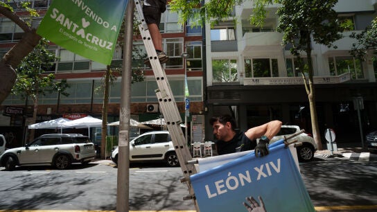Operarios colocan banderolas en las calles de Santa Cruz de Tenerife con motivo de la visita del Papa Le&oacute;n XIV a Canarias 