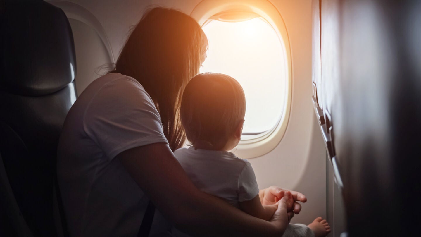 Madre e hijo durante un vuelo